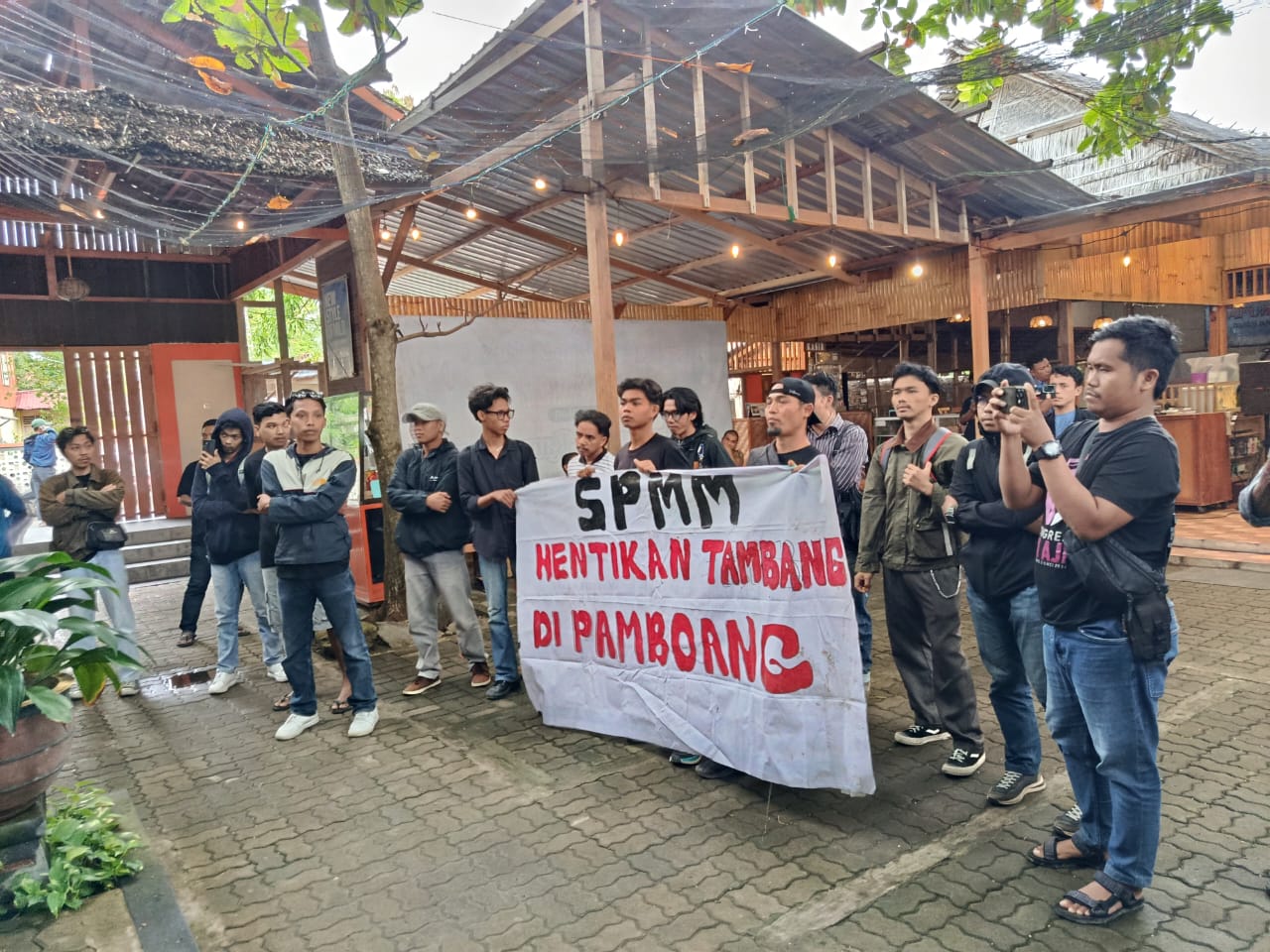 ‎Tambang Ditolak, Konsultasi Publik di Majene Berujung Pembubaran Forum oleh Warga dan Mahasiswa