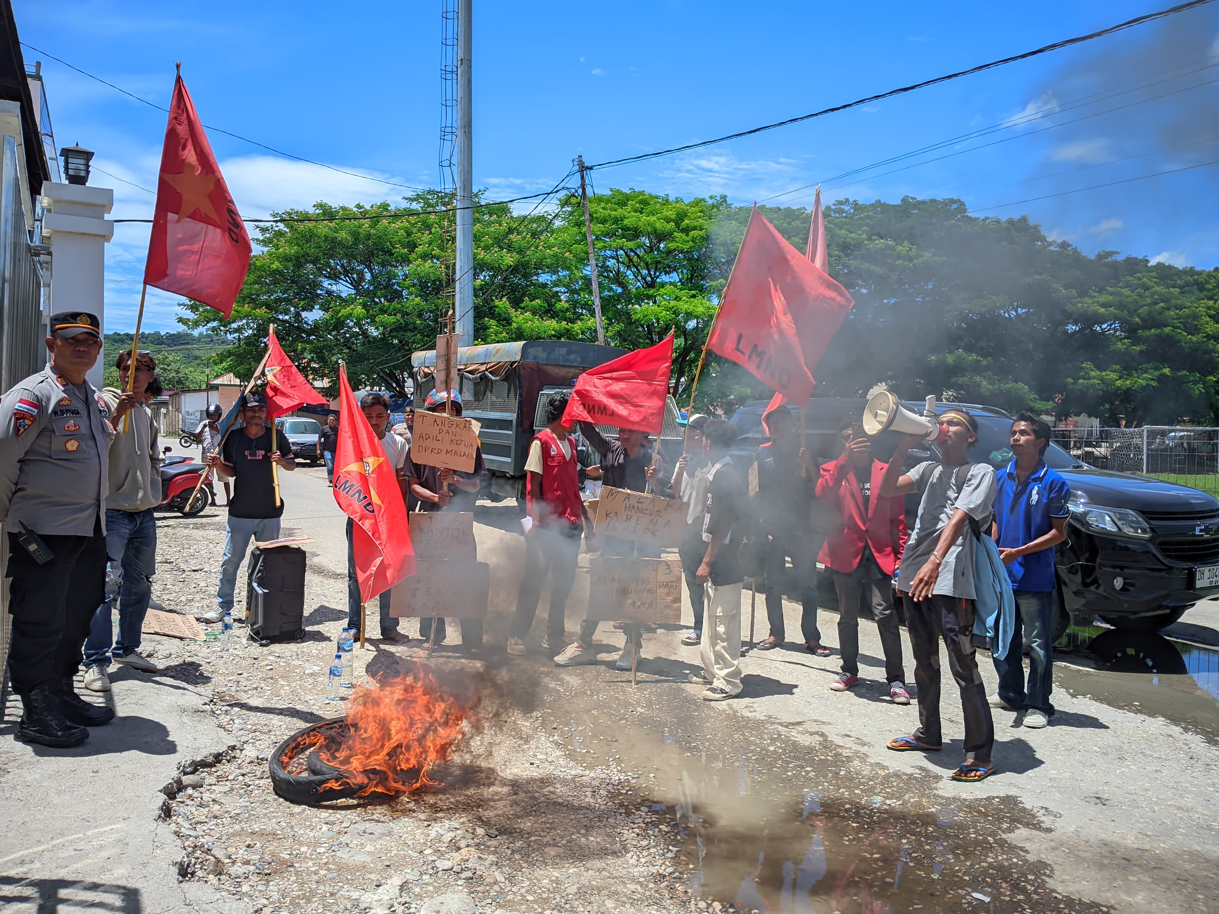 EK-LMND TTU Demo di Malaka, Menuntut 13 Persoalan Serta Serukan Darurat Korupsi, Krisis tata kelola Pemerintah,