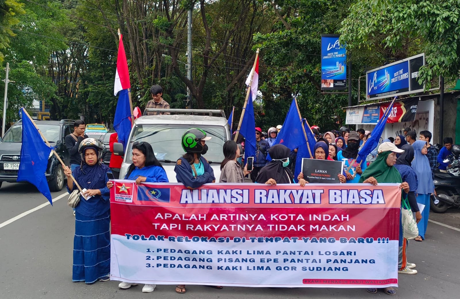 Pedagang PK5 Pantai Losari Tolak Relokasi, Aliansi Rakyat Biasa Gelar Aksi di Kantor Wali Kota Makassar