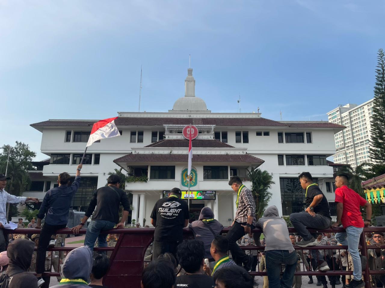 Mahasiswa Geruduk Kantor Wali Kota Medan, Rico Waas Dinilai Hindari Dialog