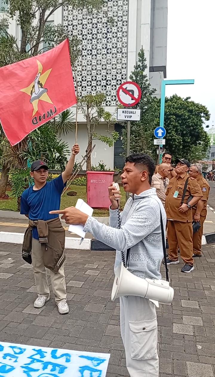 LMND Desak Pemkot Tangsel Copot Pot Bunga di Depan Unpam Viktor